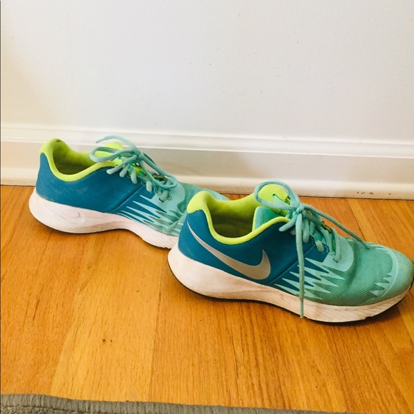 Nike girl shoes - Picture 1 of 2